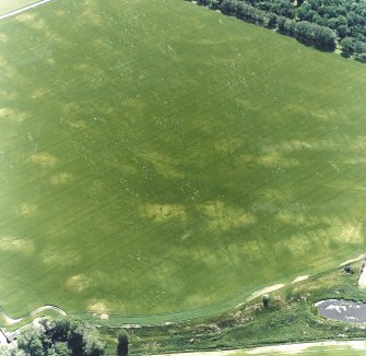 Boysack, oblique aerial view, taken from the NE, centred on the cropmarks of an unenclosed settlement, a pit-defined enclosure and souterrains. The cropmarks of a pit-enclosure are visible in the bottom right-hand corner of the photograph.