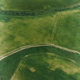 Oblique aerial view centred on the cropmarks of the unenclosed settlements, linear cropmarks and possible field boundaries, taken from the NE.