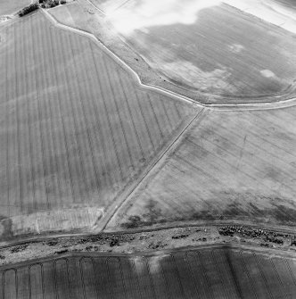 Oblique aerial view centred on the cropmarks of the unenclosed settlements, linear cropmarks and possible field boundaries, taken from the SSW.
