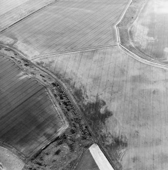 Oblique aerial view centred on the cropmarks of the unenclosed settlements, linear cropmarks and possible field boundaries, taken from the SSE.