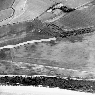 Oblique aerial view centred on the cropmarks of the unenclosed settlement, enclosures, possible souterrains and linear cropmarks, taken from the ENE.