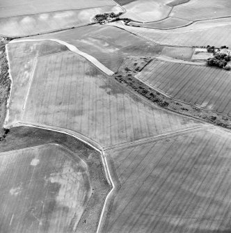 Oblique aerial view centred on the cropmarks of the unenclosed settlements, linear cropmarks and possible field boundaries, taken from the NNW.