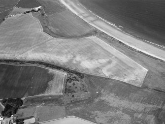Oblique aerial view centred on the cropmarks of the unenclosed settlement and linear cropmarks, taken from the SSW.