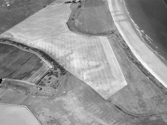 Oblique aerial view centred on the cropmarks of the unenclosed settlement and linear cropmarks, taken from the S.