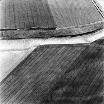 Newbarns, oblique aerial view, taken from the NE, centred on the cropmarks of an unenclosed settlement and linear cropmarks.
