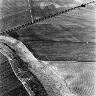 Newbarns, oblique aerial view, taken from the SE, centred on the cropmarks of an unenclosed settlement and linear cropmarks.