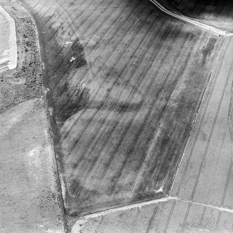 Oblique aerial view centred on the cropmarks of an unenclosed settlement, enclosures and possible souterrains with possible field boundaries adjacent, taken from the SSE.
