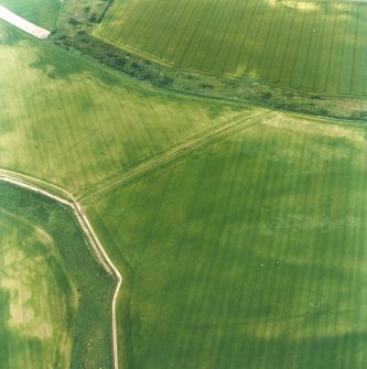 Oblique aerial view centred on the cropmarks of the unenclosed settlements, linear cropmarks and possible field boundaries, taken from the N.
