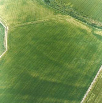 Oblique aerial view centred on the unenclosed settlement and linear cropmarks with possible field boundaries and unenclosed settlement adjacent, taken from the N.