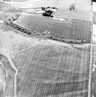 Oblique aerial view centred on the unenclosed settlement and linear cropmarks with possible field boundaries and unenclosed settlement adjacent, taken from the NNE.