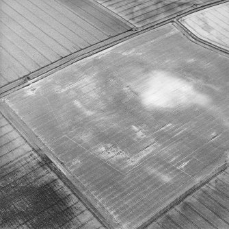 Oblique aerial view centred on the cropmarks of the enclosure and other cropmarks, taken from the N.