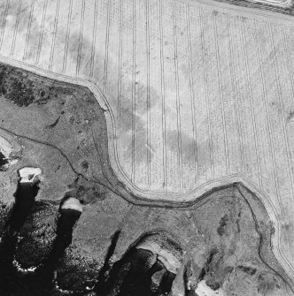 Oblique aerial view of Kinghornie chapel site centred on at least one linear cropmark with possible associated pits, taken from the ESE.