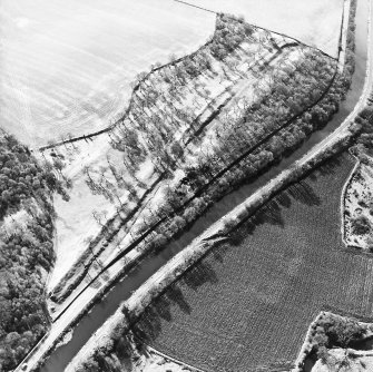 Aerial view of the Antonine Wall (c. 814 794) and Seabegs Wood fortlet, taken from the NE.