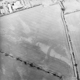 Oblique aerial view centred on the cropmarks of the pits, rig and Roman temporary camps, taken from the WSW.