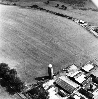 Oblique aerial view, taken from the NW, centred on the cropmarks of two Roman temporary camps.