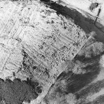 Gormyre Hill, oblique aerial view, taken from the SSE, centred on a square enclosure. A second enclosure is visible at the centre left edge of the photograph.