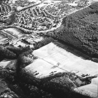 Kinneil, oblique aerial view, taken from the WNW, centred on the section of the Antonine Wall running adjacent to Old Kinneil Kirk.