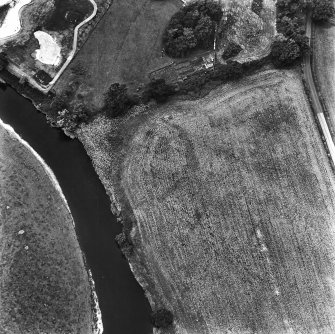 West Lindsaylands, oblique aerial view, taken from the SE, showing the cropmark of a fort in the centre of the photograph.