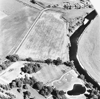 West Lindsaylands, oblique aerial view, taken from the WNW, centred on the cropmarks of a fort, and showing further cropmarks, including an enclosure, in the top half of the photograph.