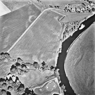 West Lindsaylands, oblique aerial view, taken from the W, centred on the cropmarks of a fort or causewayed enclosure.