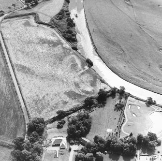Oblique aerial view centred on the cropmarks of the fort, possible causewayed enclosure, pit-defined cursus and further cropmarks, taken from the NW.