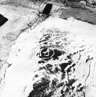 Oblique aerial view centred on the remains of the fort with the remains of the settlement adjacent, taken from the E.