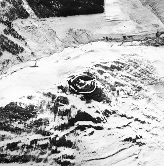 Oblique aerial view centred on the remains of the fort and settlement, taken from the NE.