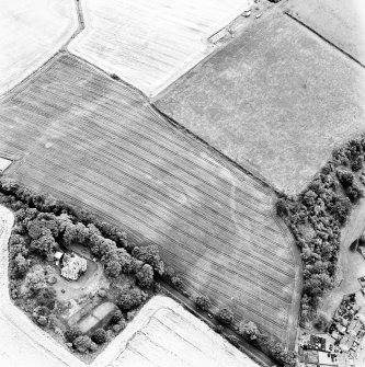 Grange Lodge and Drum Farm, oblique aerial view, taken from the NE, centred on the cropmarks of a possible enclosure. A series of circular marks in the centre left of the photograph may represent coal pits. The Manse of Carriden is visible in the bottom left-hand corner.