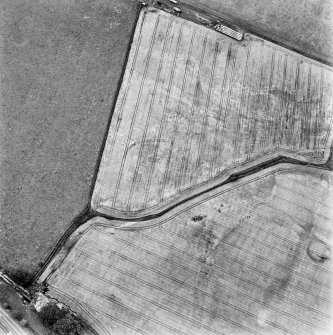 Drum and Muirhouses, oblique aerial view, taken from the S, centred on the cropmarks of an enclosure and possible coal pits. The cropmarks of a Roman Temporary Camp and possible souterrain are visible in the bottm half of the photograph.