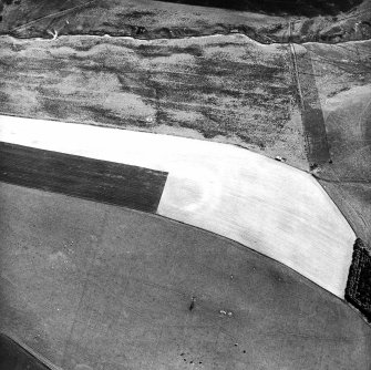 Oblique aerial view, taken from the NW, centred on the cropmarks of the fort.