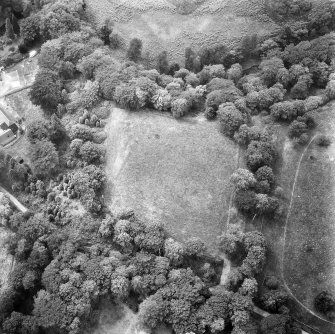 Tocherknowe, oblique aerial view, centred on the cropmarks of a Roman fortlet.