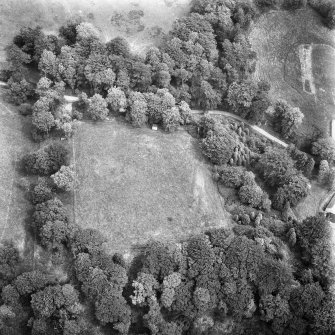 Tocherknowe, oblique aerial view, centred on the cropmarks of a Roman fortlet.