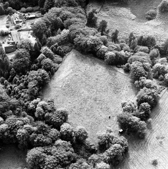 Tocherknowe, oblique aerial view, taken from the NE, centred on the cropmarks of a Roman fortlet.