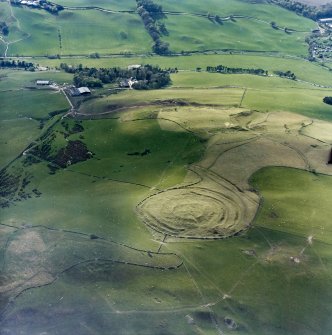 Oblique aerial view centred on the remains of the fort and linear earthwork with the remains of the linear earthwork and pit-alignment adjacent, taken from the E.