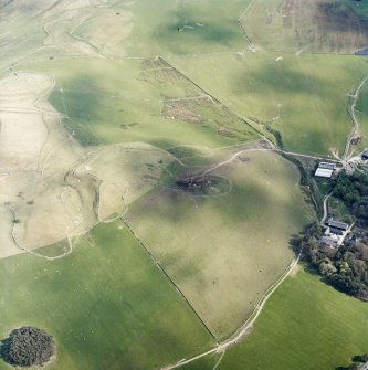 Oblique aerial view centred on the remains of the quarries with the remains of the fort and linear earthworks adjacent, taken from the NW.