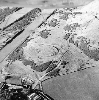 Oblique aerial view centred on the remains of the fort and settlement with rig adjacent, taken from the SE.