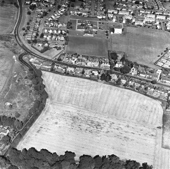 Roslin, oblique aerial view, taken from the SE, centred on the cropmarks of a fort.