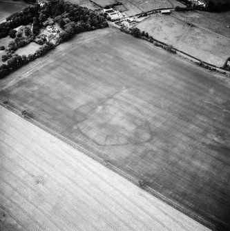 Oblique aerial view centred on the cropmarks of the enclosures with the country house adjacent, taken from the E.