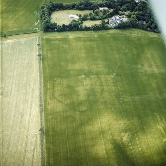 Oblique aerial view centred on the cropmarks of the enclosures with the country house adjacent, taken from the NE.