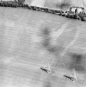 Oblique aerial view centred on the cropmarks of the pit-alignment, taken from the SW.