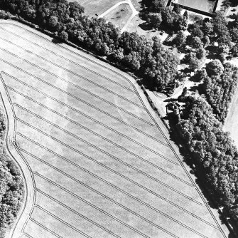 Vogrie Grange, oblique aerial view, taken from the SW, centred on the cropmark of a possible settlement. The West Lodge, Vogrie House is visible in the centre right half of the photograph.