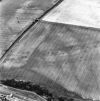 Brunstane, oblique aerial view, taken from the WNW, centred on cropmarks including those of coal pits, and a shaft is visible in the centre left of the photograph.