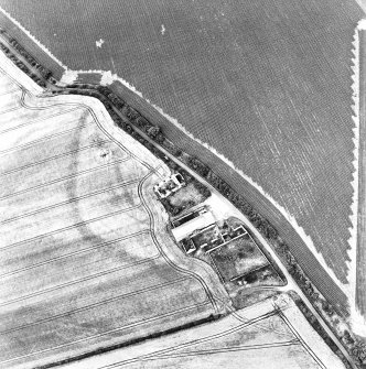 West Mains, oblique aerial view, taken from the SE, centred on the cropmarks of the S half of a fort.