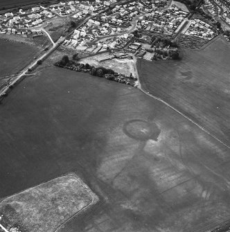 Brunstane, oblique aerial view, taken from the SE, centred on the cropmarks of an enclosure, coal pits and shaft, a possible enclosure and rig.  Other cropmarks are also visible.  Brunstane House is visible in the top centre of the photograph.