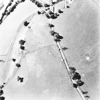 North Synton, oblique aerial view taken from the E, centred on the cropmarks of a possible settlement.
