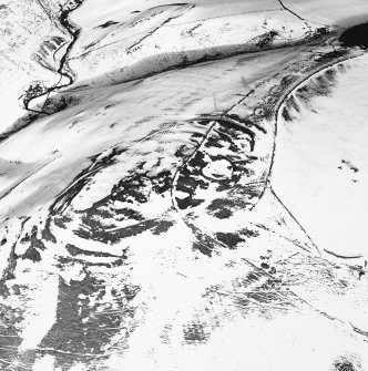 Kirktonhill, oblique aerial view, taken from the SW, centred on the snow-covered fort.