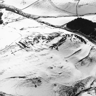 Kirktonhill, oblique aerial view, taken from the NE, centred on the snow-covered fort.