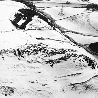 Kirktonhill, oblique aerial view, taken from the NNW, centred on the snow-covered fort.