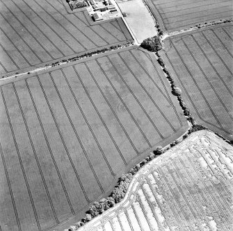 Ballencrieff Mains, oblique aerial view, taken from the WSW, centred on cropmarks including an enclosure, settlement and linear cropmark. The remains of the Gullane Branch Line railway are visible in the top half of the photograph.