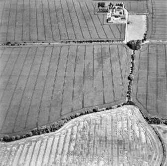 Ballencrieff Mains, oblique aerial view, taken from the SW, centred on cropmarks including an enclosure, settlement and linear cropmark. The remains of the Gullane Branch Line railway are visible in the top half of the photograph.